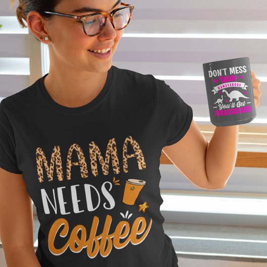 Mama必要なコーヒーグラフィックカジュアルおもしろいカフェイン Tシャツ