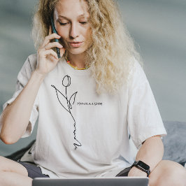 Mama | シンプルエレガントな手書き風スクリプトとフラワーのTシャツ Tシャツ