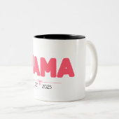 MAMA EST. 2025 – ママカスタムへの贈り物 ツートーンマグカップ (正面右)