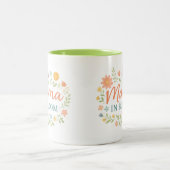 Mama In Bloom Floral Spring Typography Design ツートーンマグカップ (中央)
