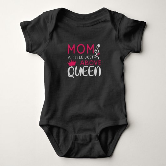 Mama - Mom A Title Just Above Queen ベビーボディスーツ (正面)