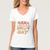 Mama Needs a Snow Day Christmas Typography Tシャツ (正面)