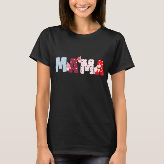 Mama Patchwork Letters Shirt – かわいいハートデザイン Tシャツ (正面)