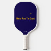 Mama Runs The Court Personalized Pickleball Mom ピックルボールラケット (裏面)