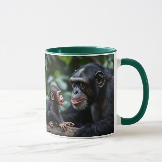 Maman chimpanzé observe tendrement son bébé. マグカップ (右)