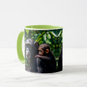 Maman chimpanzés promène son bébé. マグカップ (正面左)