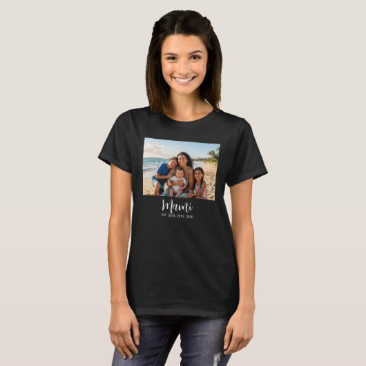 Mami Established Script Photo Tシャツ (正面フル)