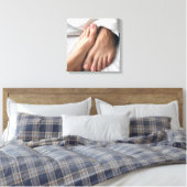 Man and a Woman's Foot On a White Bedsheet  キャンバスプリント (インサイチュ (寝室))