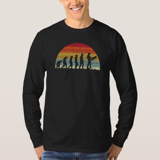Man Constのエンジニアの進化とEvoの進化 Tシャツ (正面)