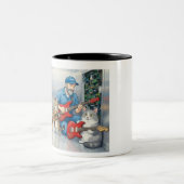 Man fixing elevator and playing guitar with cats ツートーンマグカップ (中央)