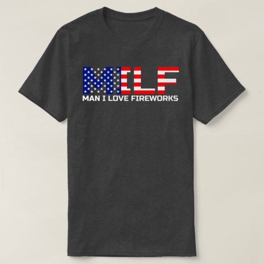 Man I Love Fireworks MILF おもしろい4th of July Gift Tシャツ (デザイン正面)