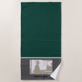 Man in Yoga pose ビーチタオル