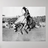 Man riding bucking horse in rodeo ポスター (正面)