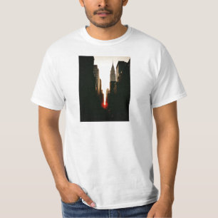 Manhattanhengeの日没およびクライスラの建物 Tシャツ