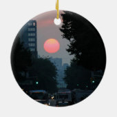 Manhattanhenge: ピンクがかったオレンジ太陽の配置 セラミックオーナメント (裏面)