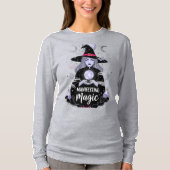 Manifesting Magic Witch Halloween T-Shirt Tシャツ (正面)