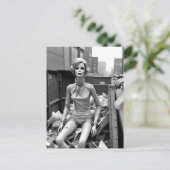 Mannequin 風変わり in Dumpster ポストカード (スタンド正面)