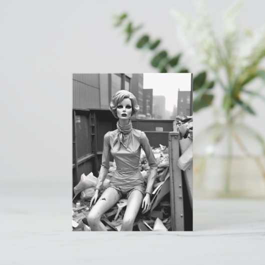 Mannequin 風変わり in Dumpster ポストカード (スタンド正面)