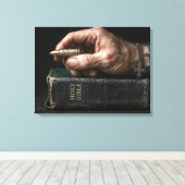 Man's Hand Holding a Bullet キャンバスプリント (インサイチュ (ウッドフロア))