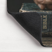 Man's Hand on a Bible Holding a Bullet マウスパッド (コーナー)
