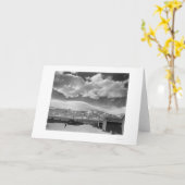 Manzanarの通り場面、雲1943年 カード (黄色い花)