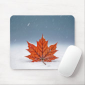 Maple Leaf On Fresh Snow マウスパッド (マウス)
