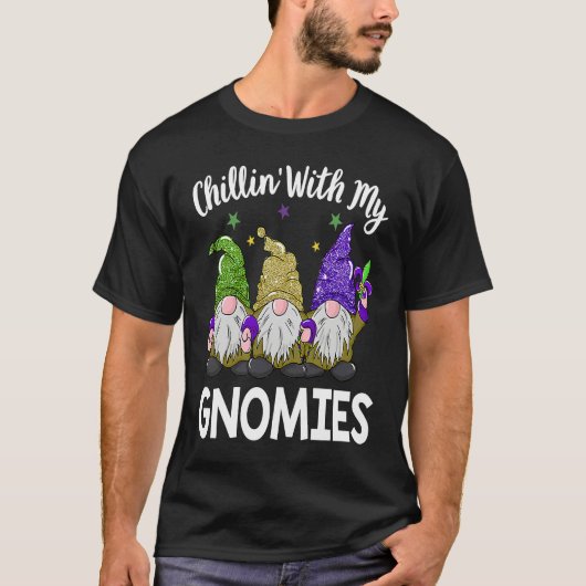 Mardi Gras Chillin With My Gnomies Cute Gnome Carn Tシャツ (正面)