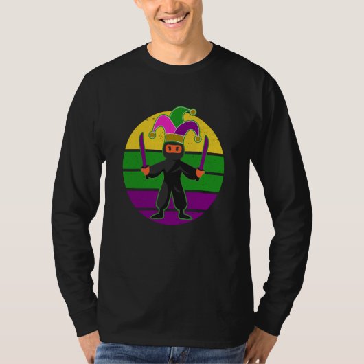 Mardi Gras Ninja Holding Swords Mardi Gras 2023 Tシャツ (正面)