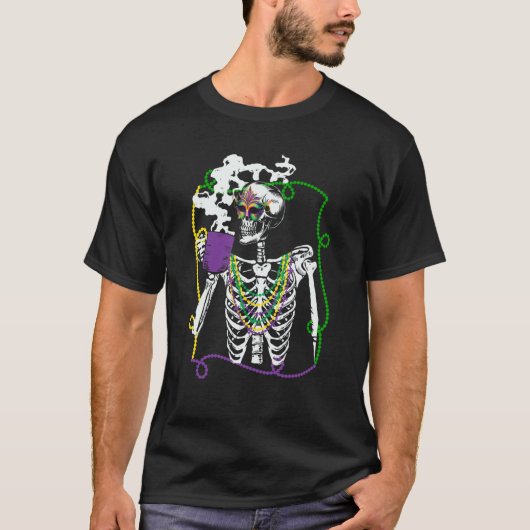 Mardi Gras Skeleton Drinking Coffee Mask Beads Fat Tシャツ (正面)