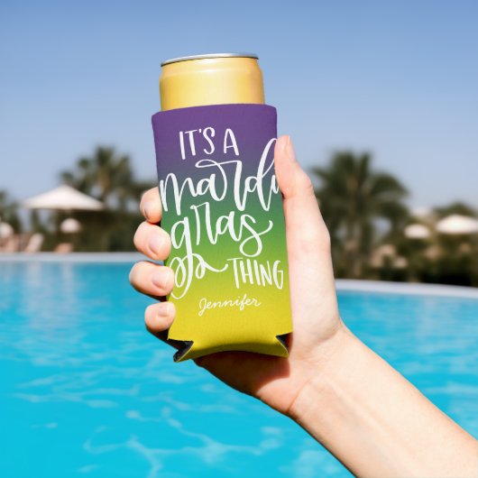 Mardi Gras Text Design Ombre スリム缶クーラー (インサイチュ プール)