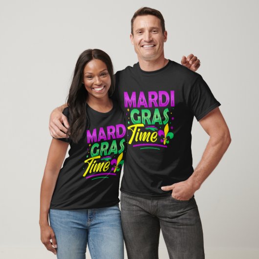 Mardi Gras Time – Festive Carnival Colors Tシャツ (ユニセックス)