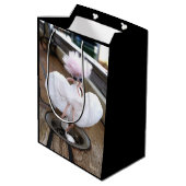 Marilyn Monroe pose in Witte rok door fubby. ミディアムペーパーバッグ (裏面アングル)