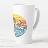 Mark Retro Sunset Name Design カフェラテマグ (右アングル)