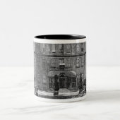 Marlboroughの家、庭から、1863年 ツートーンマグカップ (中央)