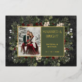 Married & Bright Winter Berries & Pine Black Photo 箔シーズンカード (正面)