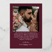 Married Christmas Photo Newlyweds Burgundy 箔シーズンカード (裏面)