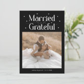 Married & Grateful Wedding Photo Black サンキューカード (スタンド正面)