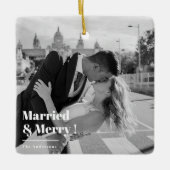 Married & Merry | 洗練されたモノクロ写真ギフト セラミックオーナメント (正面)