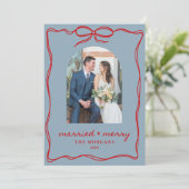 Married & Merry Blue Red Christmas Bow Wedding シーズンカード (スタンド正面)