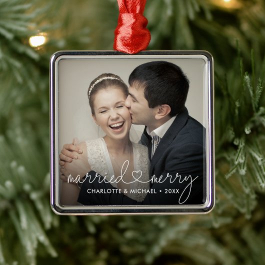 Married & Merry Heart Script Modern Custom Wedding メタルオーナメント (ツリー)