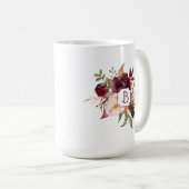 Marsalaバーガンディ赤いピンクのBohoはモノグラム|に羽をつけます コーヒーマグカップ (正面右)