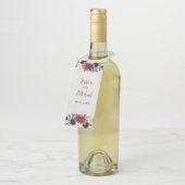 Marsala海軍花のぼろぼろのシックな結婚式のワイン ボトルネックタグ (アングル)