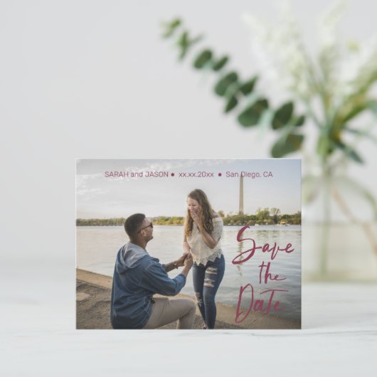 marsala red handレタリング日付を保存 ポストカード (スタンド正面)