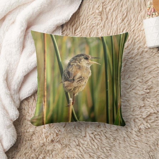 Marsh Wren Throw Pillow クッション (ブランケット)