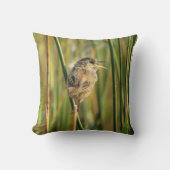 Marsh Wren Throw Pillow クッション (正面)