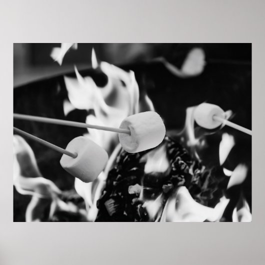 Marshmallows Roasting Over Campfire Flames ポスター (正面)