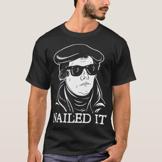 Martin Luther Nailed It Martin Luther Reformatio Tシャツ (正面)