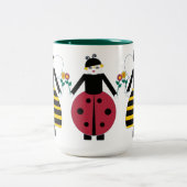 Martzkinのおかしなてんとう虫及び蜂蜜の蜂のマグ ツートーンマグカップ (中央)