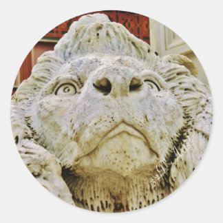 Massaのよそよそしいライオン、光沢のある円形のステッカー ラウンドシール