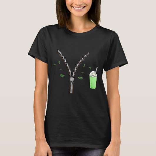 Matcha And Quarter Zips Meme Est 2025 Funny Gift M Tシャツ (正面)